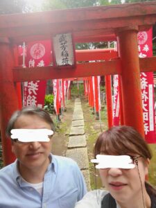 鳥居で自撮りした夫婦写真