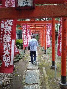 鬼子母神堂境内にある神社の鳥居