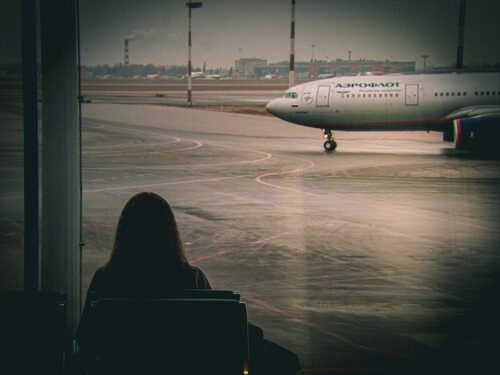 空港で飛行機を待つ人
