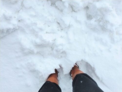雪に埋もれる長靴