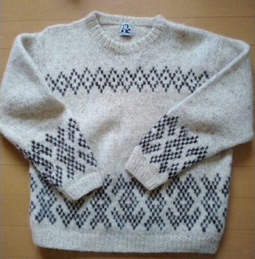 手編みのウールのセーター