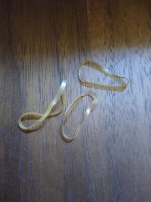 髪の毛を結ぶゴム
