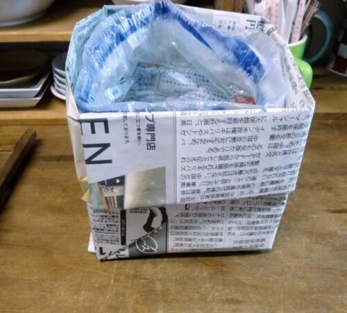 新聞紙のゴミ箱