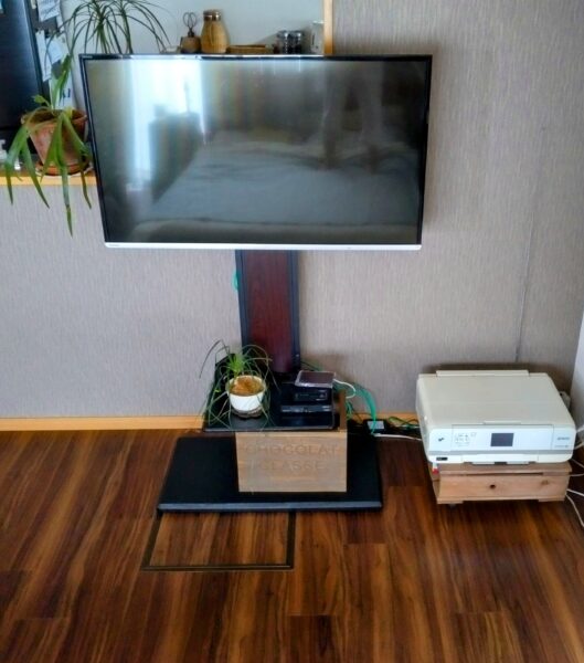 購入した壁寄せテレビスタンド可動式
