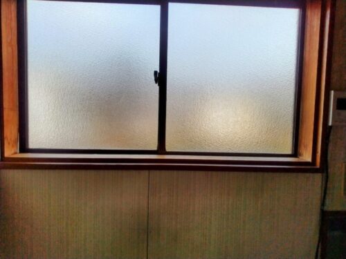 サッシが古臭いキッチンの窓