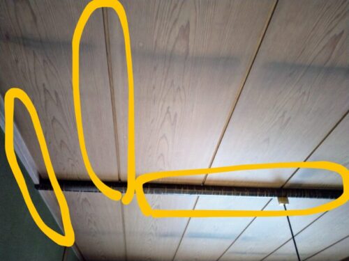 ローラーでは塗れない天井の溝部分