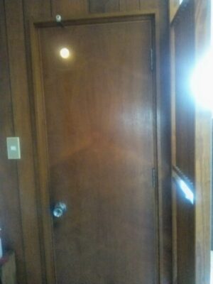 DIY前の外側から見たトイレのドア