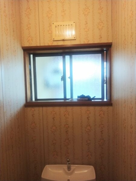 内窓を付ける前のトイレの窓