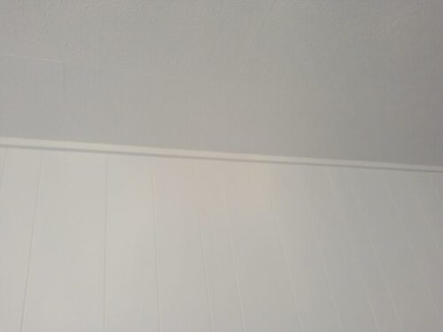 塗装で白くなったリビングの天井と壁