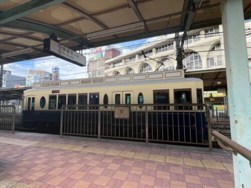 レトロな車両の都電荒川線電車