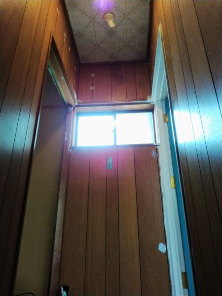 リフォーム前の階段の壁と天井