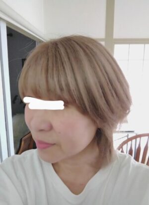 ブリーチ後ミルクティーカラーに染めた髪
