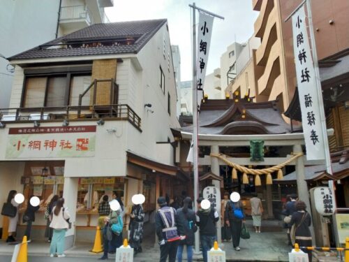 小網神社の参拝者の列