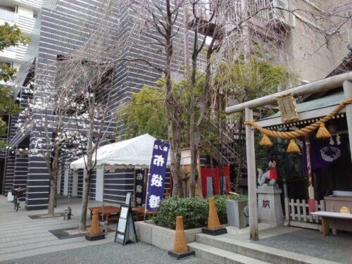 茶ノ木神社と大きなビル