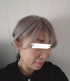 50代のグレイヘアのひとつ結び
