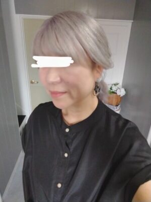 50代グレイヘアーと黒服コーデ