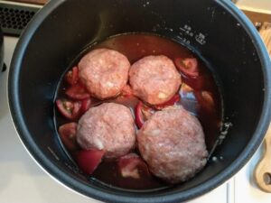 電気圧力鍋で調理中の煮込みハンバーグ
