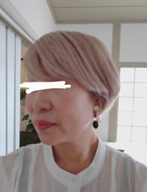 髪をショートボブにカット