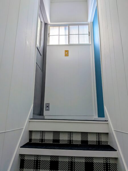 階段と2階の部屋のドア：リメイク後