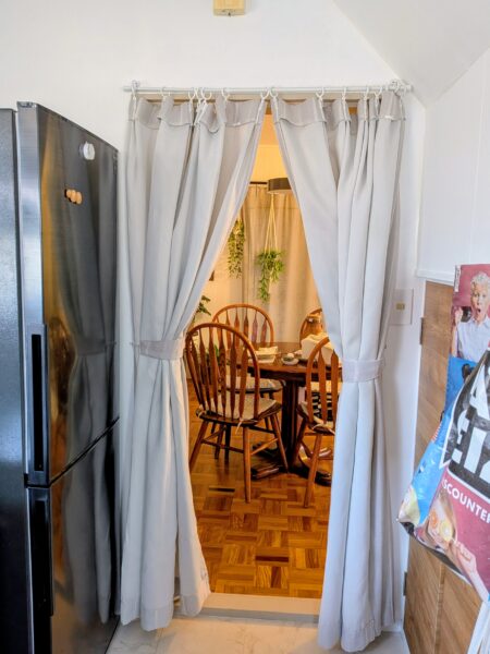 キッチンから見たリビング