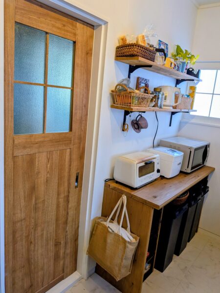DIYから2年後のキッチンのドアと家電を置く棚