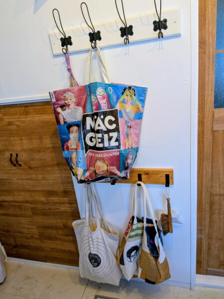 DIYから2年後のキッチンの壁とフック