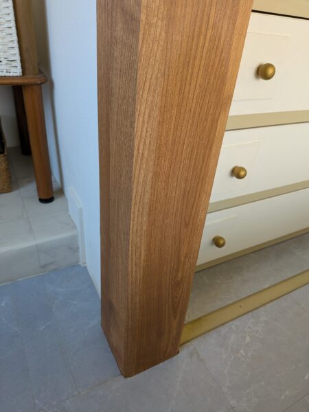 リメイクシートを張った柱のアップ画像