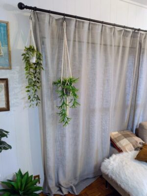 新しく取り付けたリビングのカーテンポールとカーテン