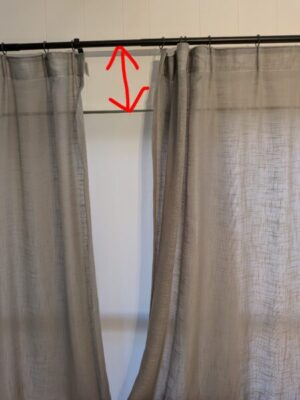 実際の窓より数十センチ高い場所にカーテンレールを付けた