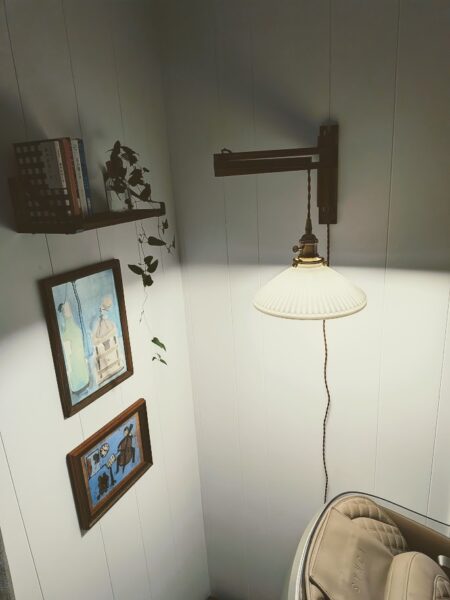 設置した棚、絵、照明