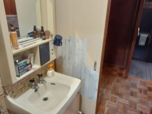 リメイク前の壁紙が破れたままのドア